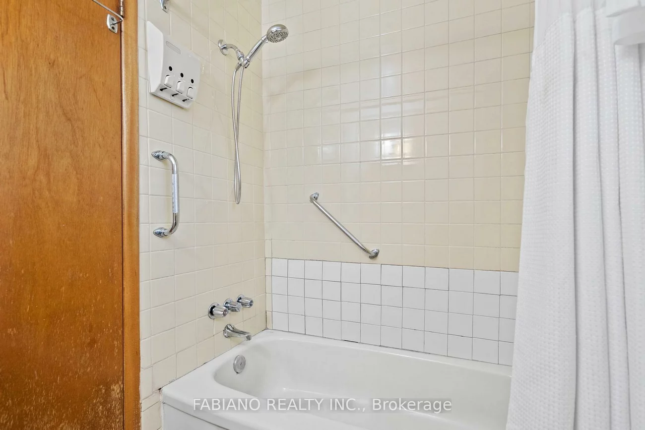 80, Cayuga, Rockcliffe-Smythe, Toronto