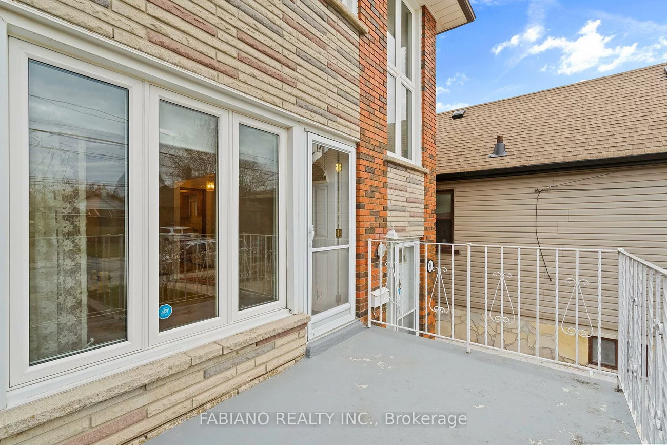 80, Cayuga, Rockcliffe-Smythe, Toronto