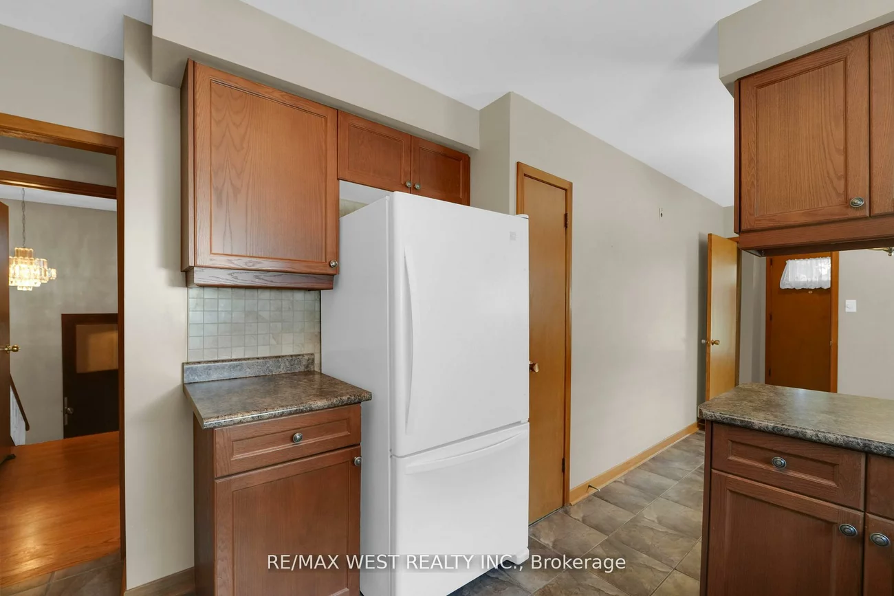 304, La Rose, Willowridge-Martingrove-Richview, Toronto