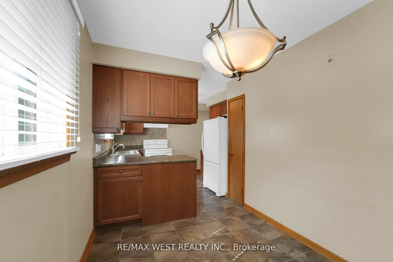 304, La Rose, Willowridge-Martingrove-Richview, Toronto