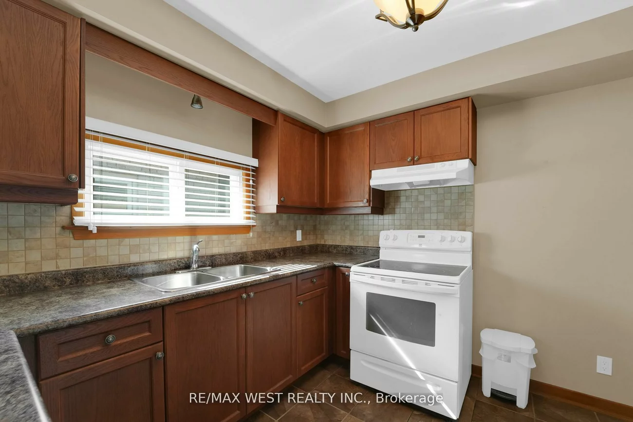 304, La Rose, Willowridge-Martingrove-Richview, Toronto