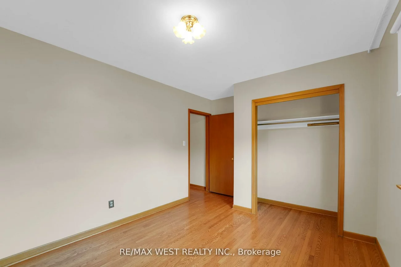 304, La Rose, Willowridge-Martingrove-Richview, Toronto