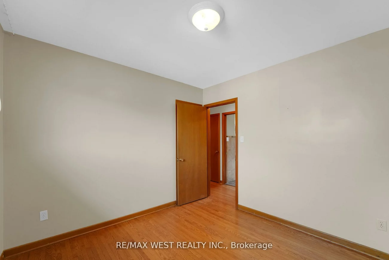 304, La Rose, Willowridge-Martingrove-Richview, Toronto