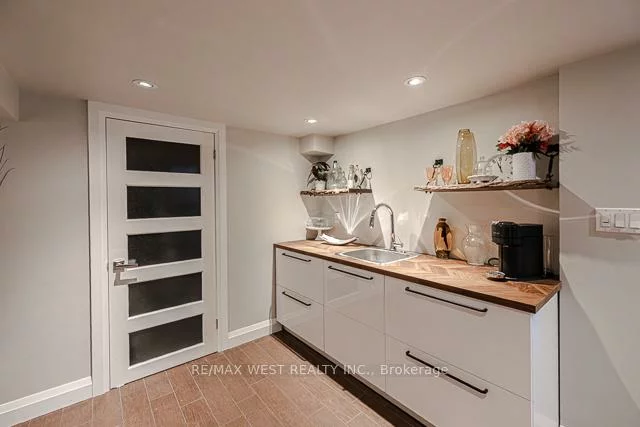 17, Saybrook, Stonegate-Queensway, Toronto