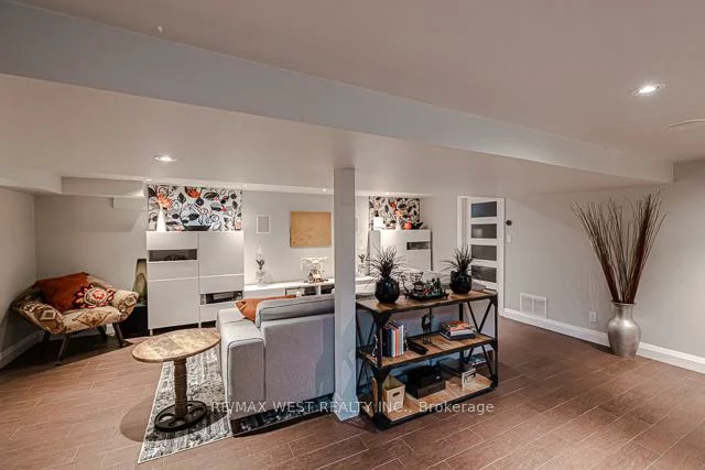 17, Saybrook, Stonegate-Queensway, Toronto