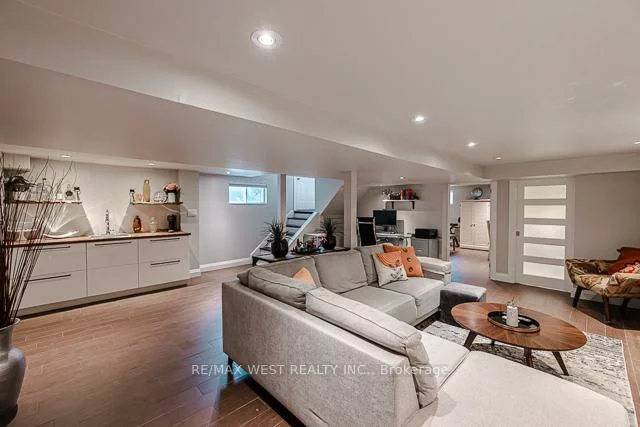 17, Saybrook, Stonegate-Queensway, Toronto