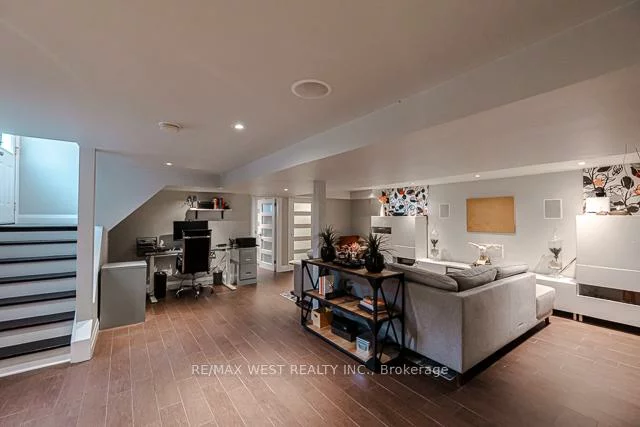 17, Saybrook, Stonegate-Queensway, Toronto