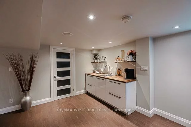 17, Saybrook, Stonegate-Queensway, Toronto