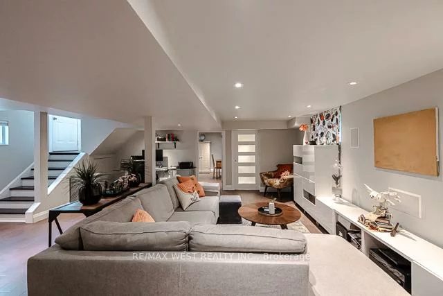 17, Saybrook, Stonegate-Queensway, Toronto