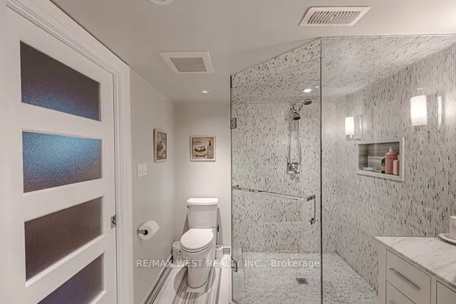 17, Saybrook, Stonegate-Queensway, Toronto