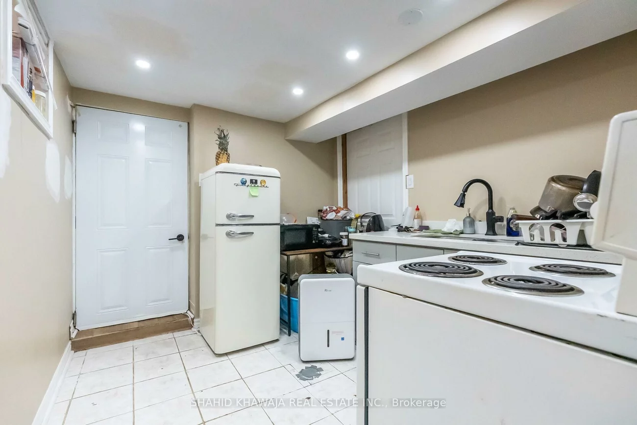 58, Pauline, Dovercourt-Wallace Emerson-Junction, Toronto