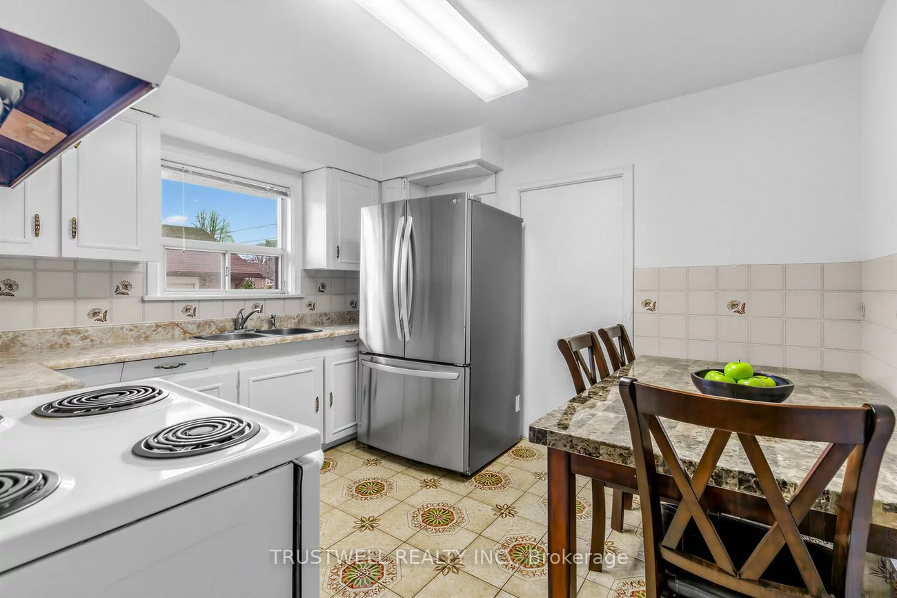 2, Del Ria, Maple Leaf, Toronto