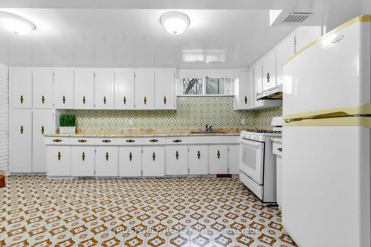 2, Del Ria, Maple Leaf, Toronto