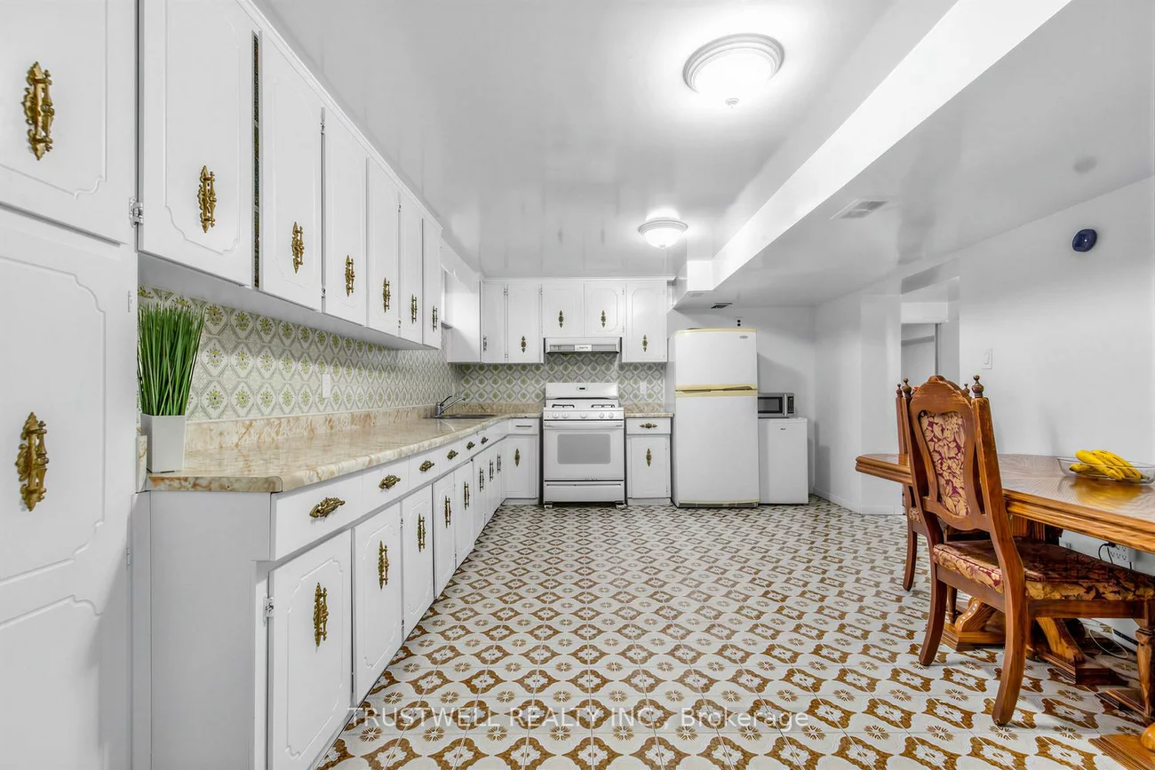 2, Del Ria, Maple Leaf, Toronto