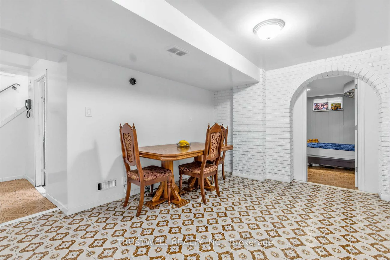 2, Del Ria, Maple Leaf, Toronto