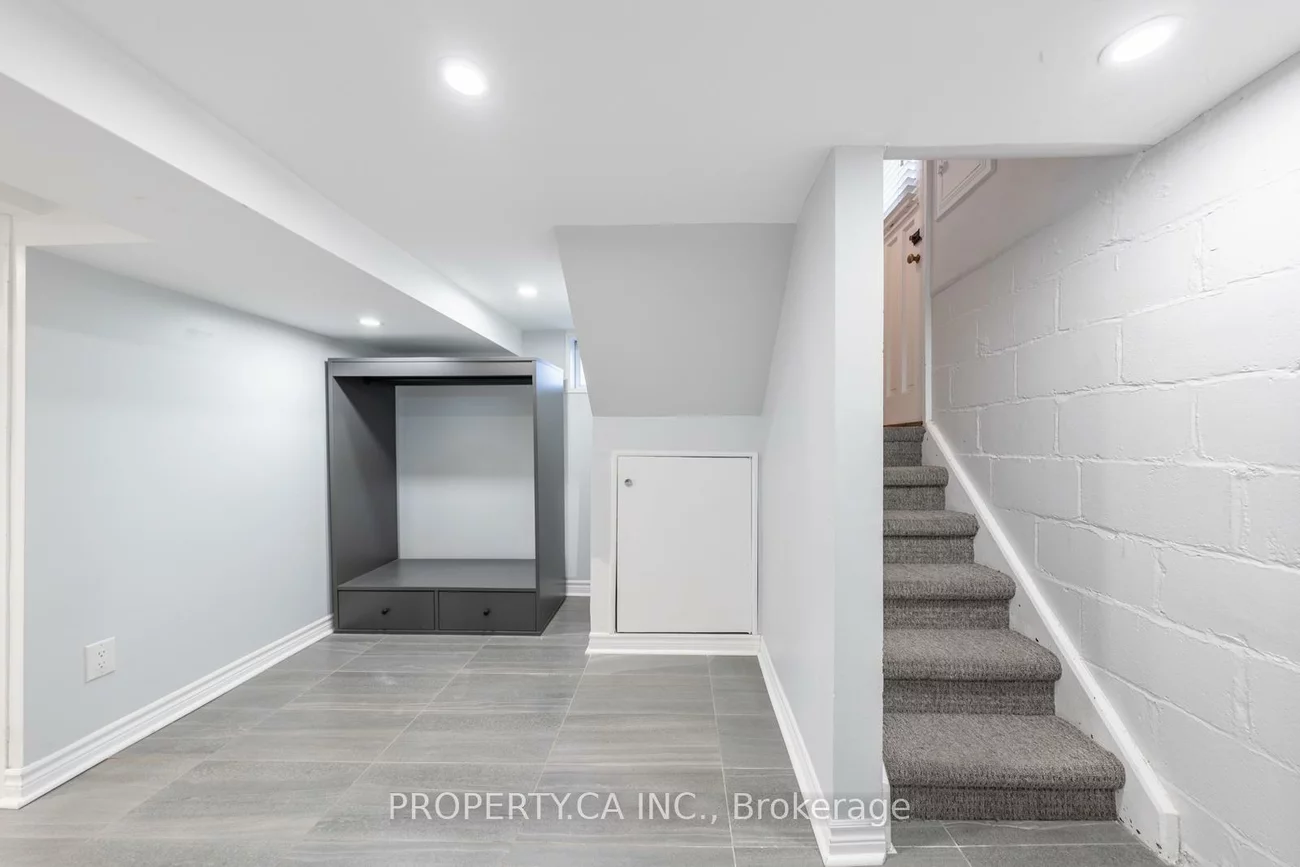 29, Oakfield, Stonegate-Queensway, Toronto