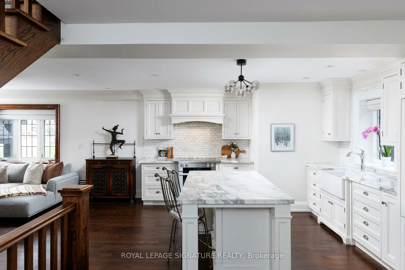 25, Varley, Kingsway South, Toronto