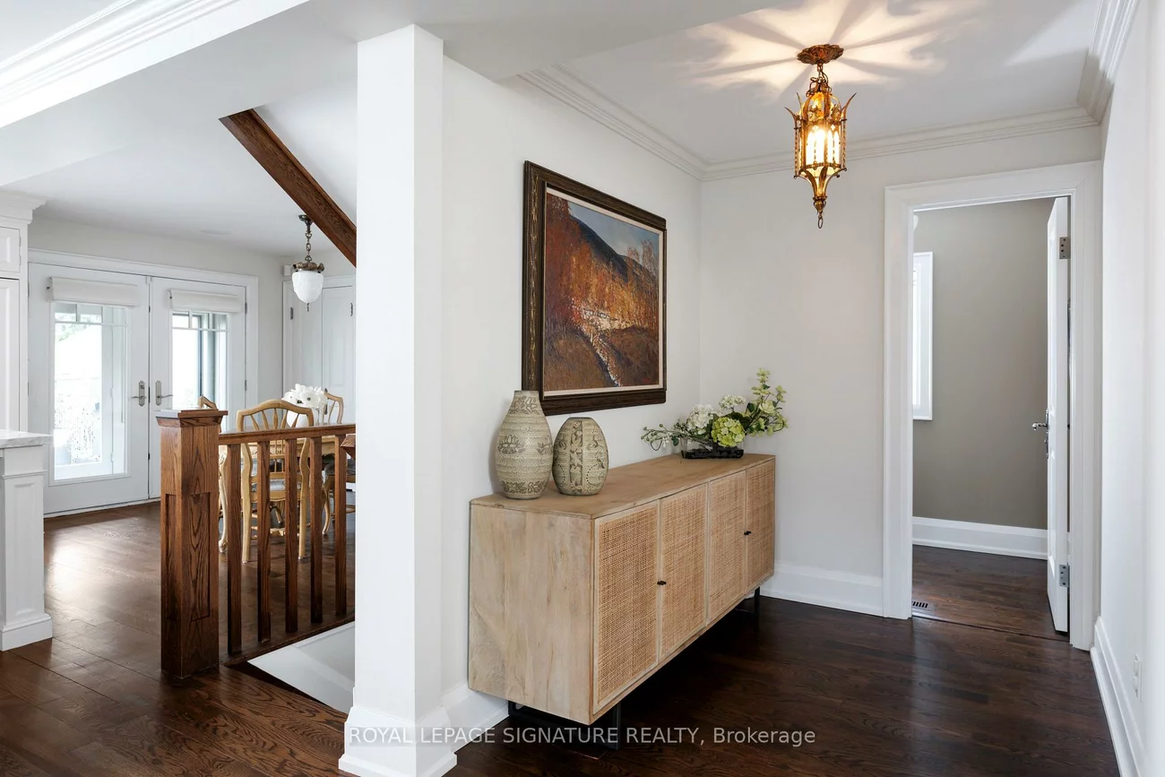 25, Varley, Kingsway South, Toronto