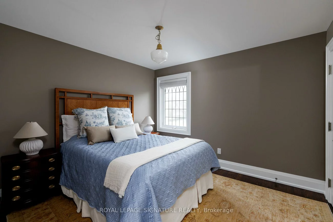 25, Varley, Kingsway South, Toronto