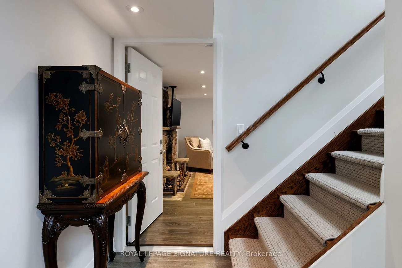 25, Varley, Kingsway South, Toronto