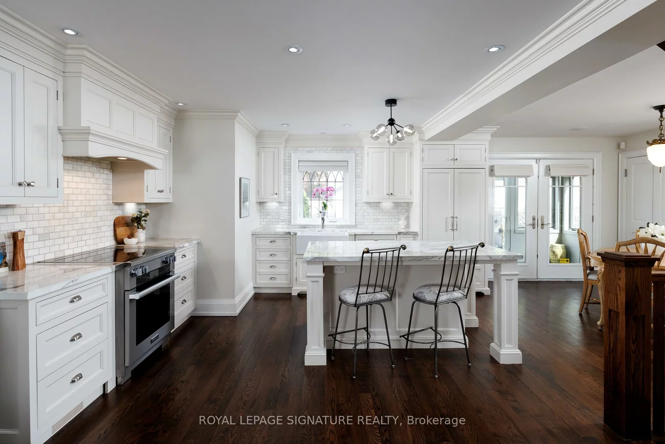 25, Varley, Kingsway South, Toronto