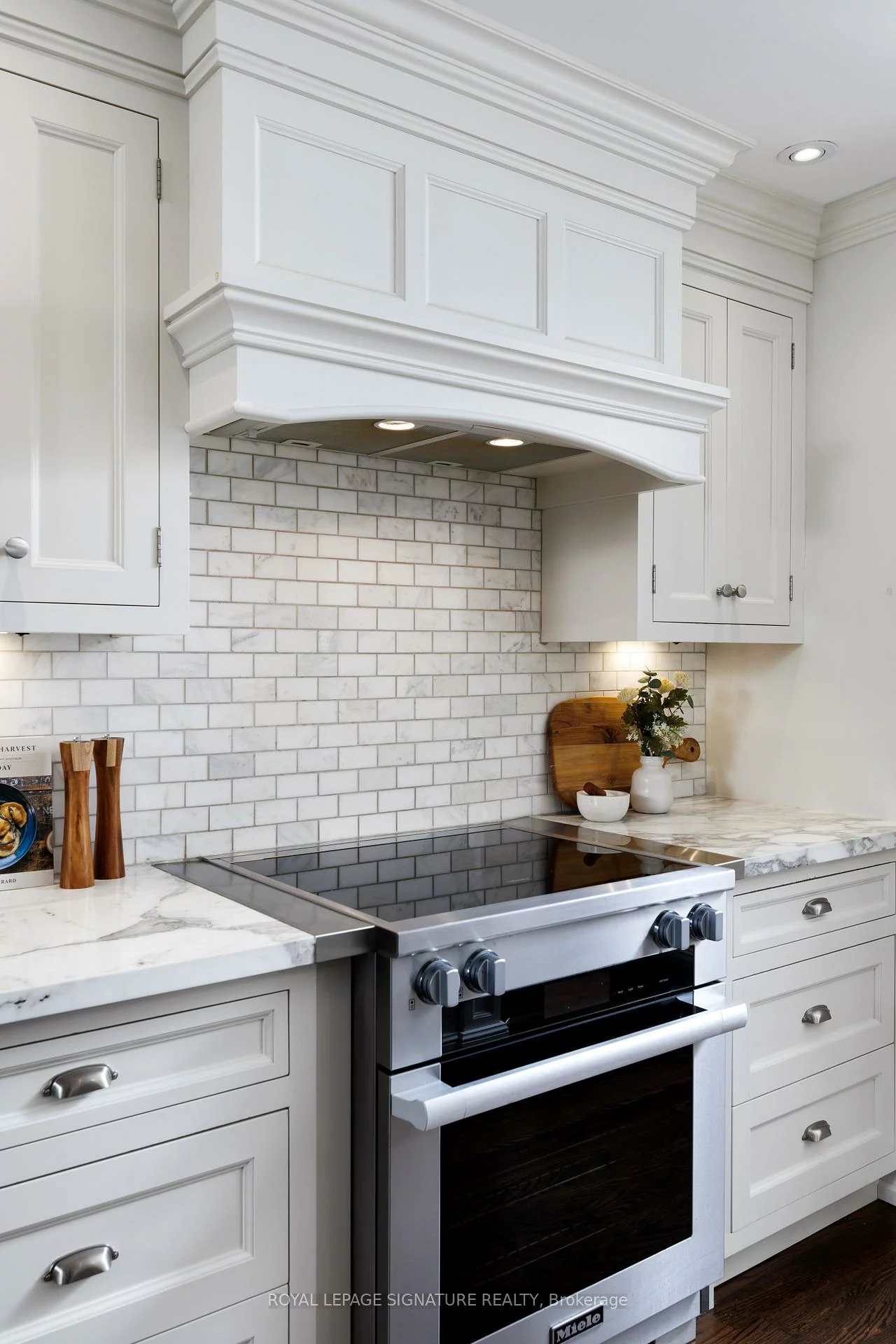 25, Varley, Kingsway South, Toronto