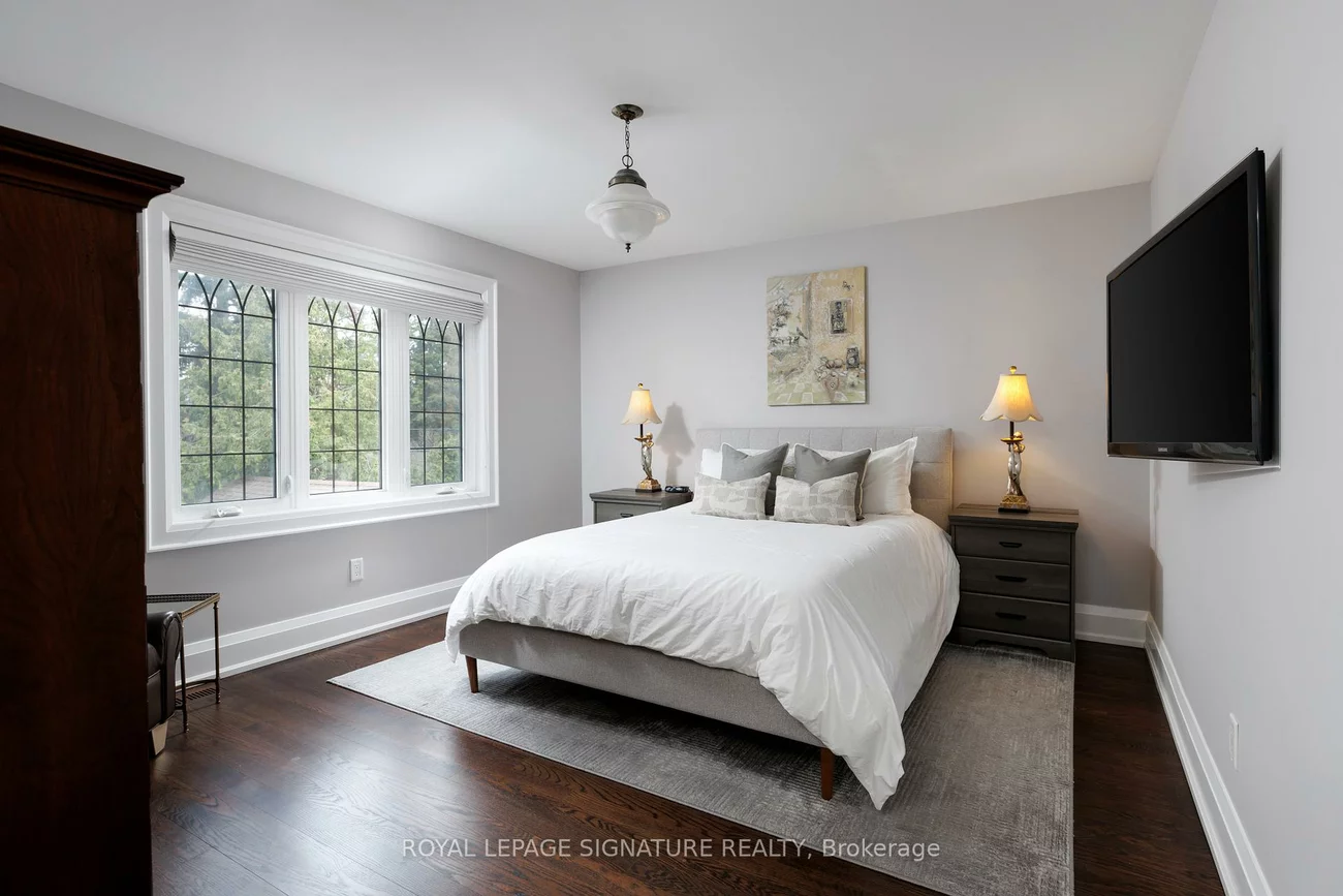 25, Varley, Kingsway South, Toronto