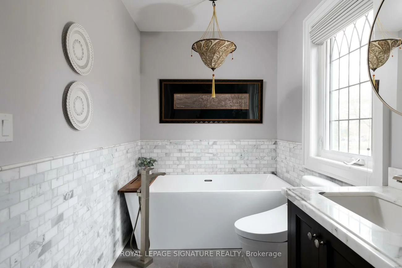 25, Varley, Kingsway South, Toronto