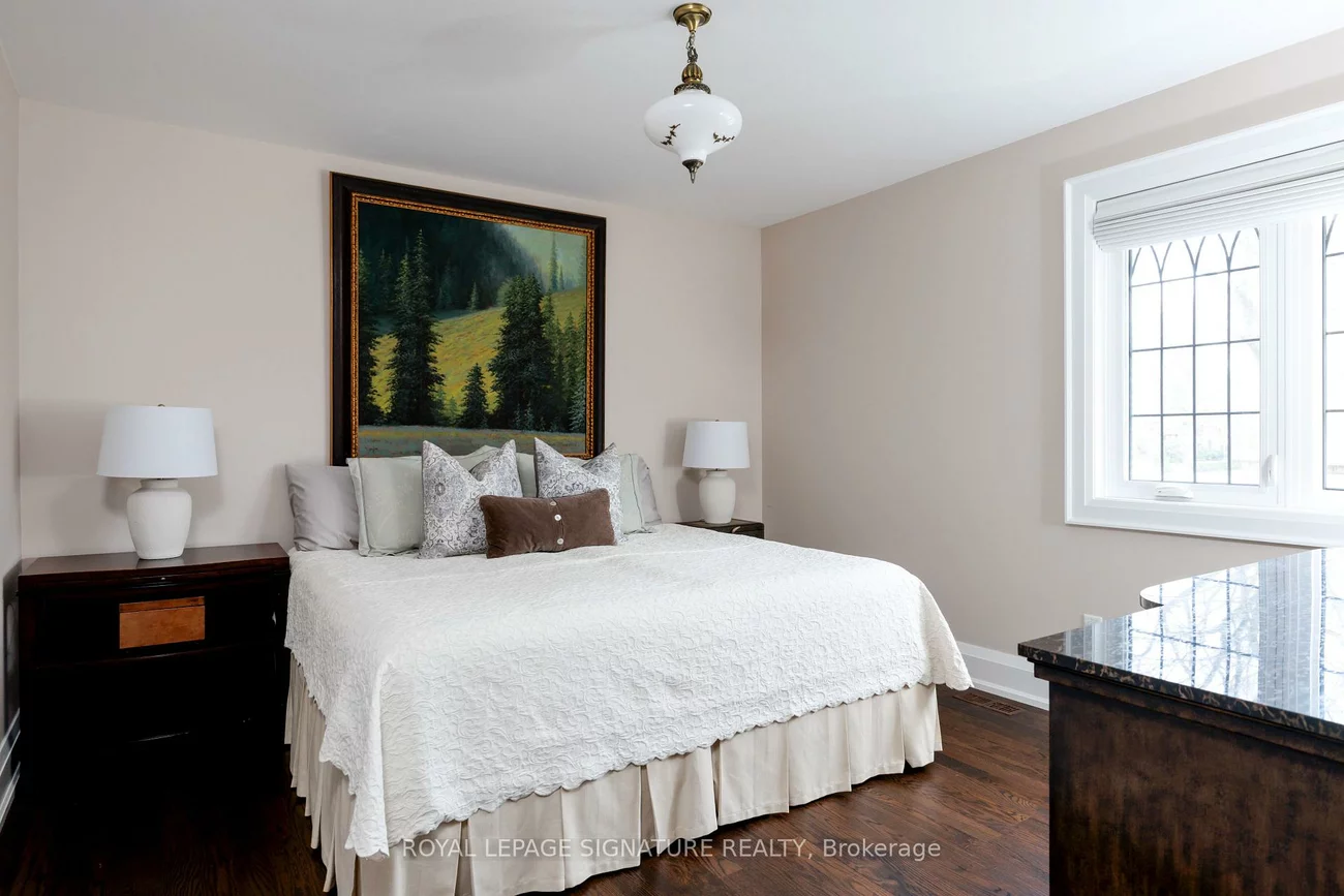 25, Varley, Kingsway South, Toronto