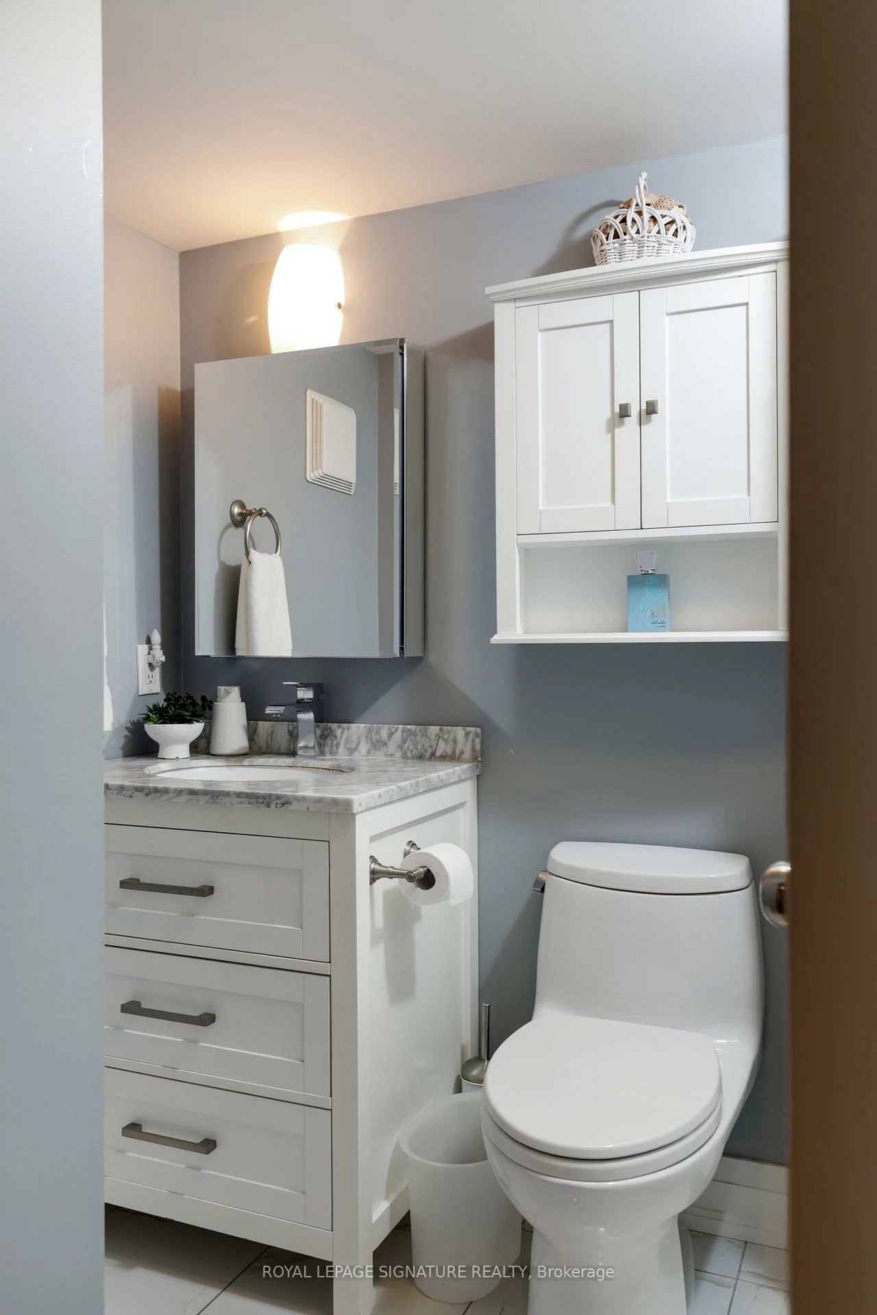 25, Varley, Kingsway South, Toronto