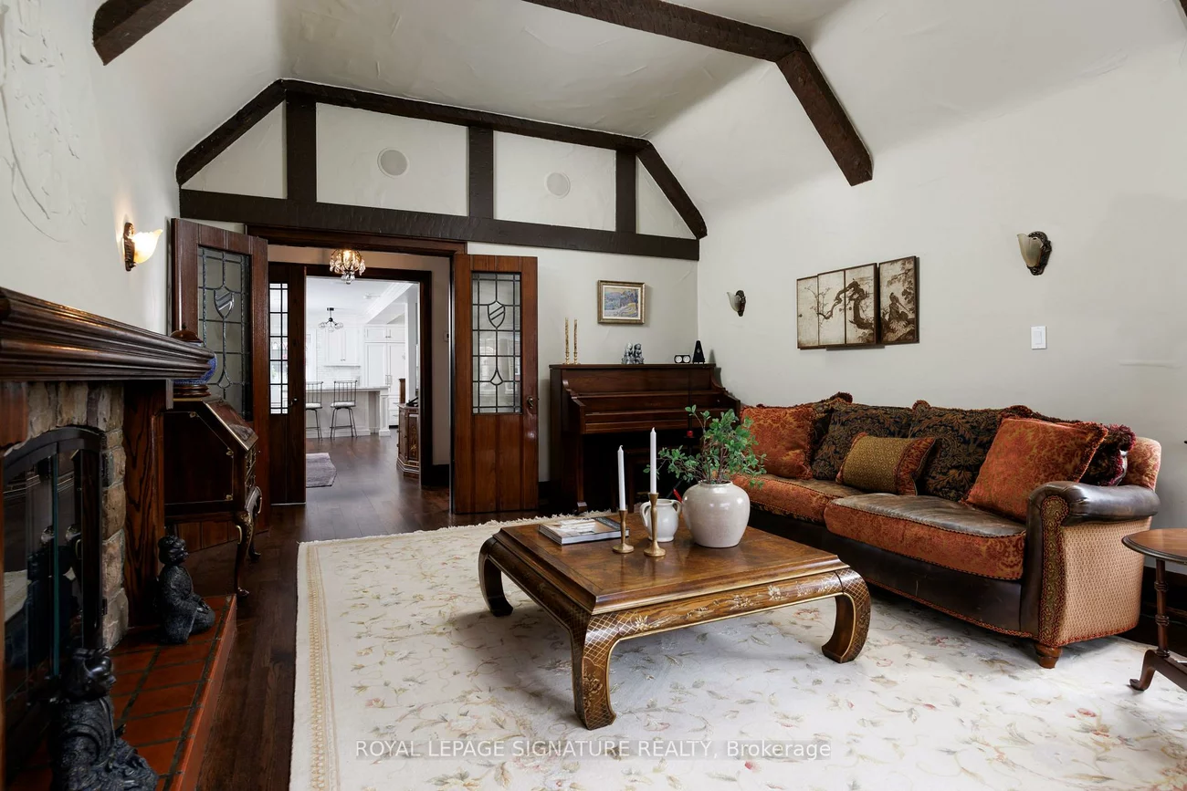 25, Varley, Kingsway South, Toronto