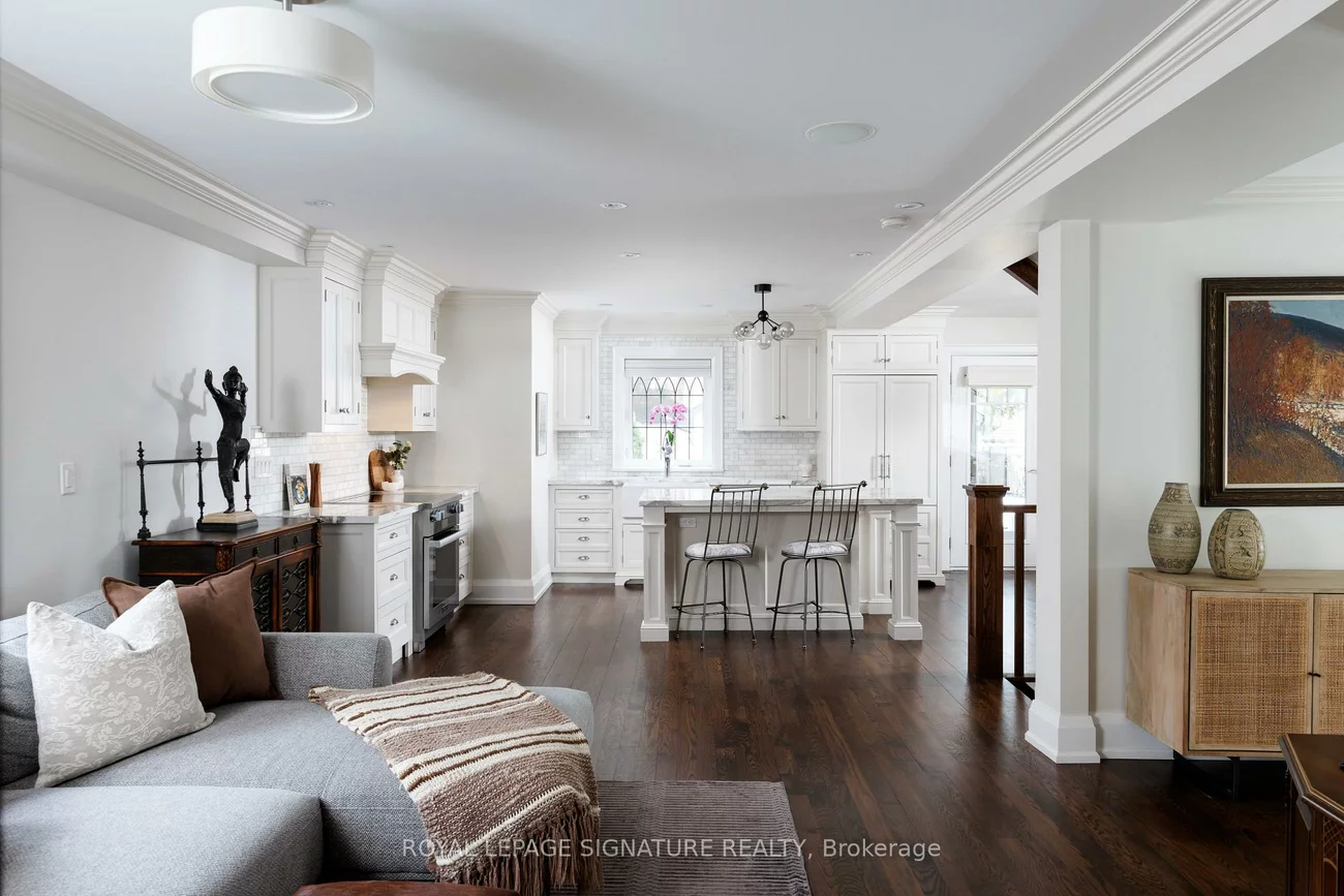 25, Varley, Kingsway South, Toronto