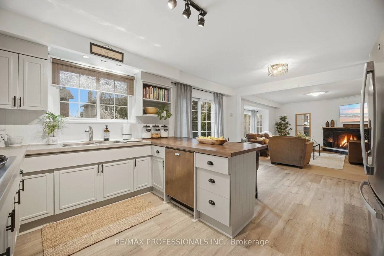 16, Cherry Post, Markland Wood, Toronto