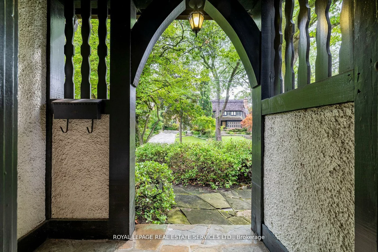 18, Queen Marys, Kingsway South, Toronto