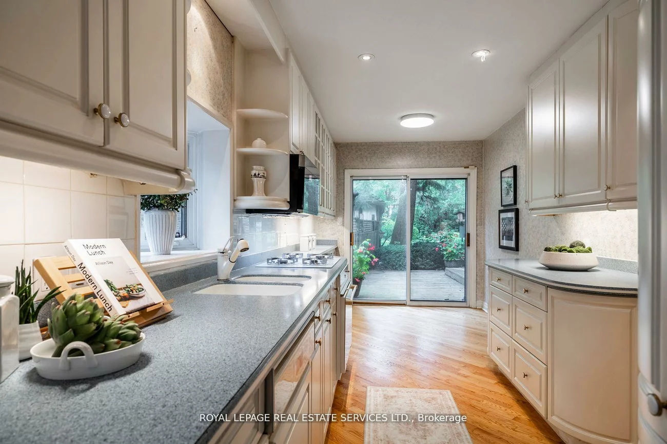 18, Queen Marys, Kingsway South, Toronto