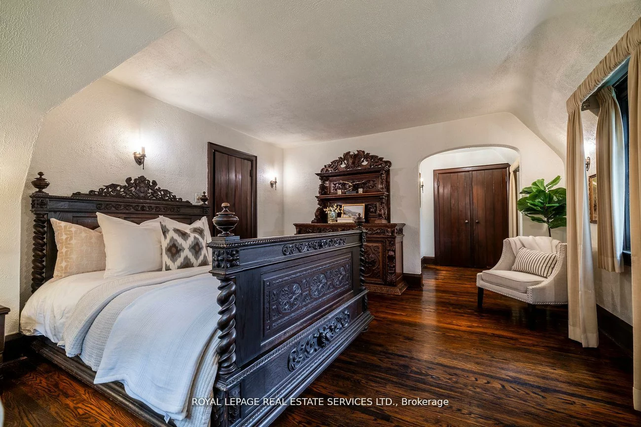 18, Queen Marys, Kingsway South, Toronto