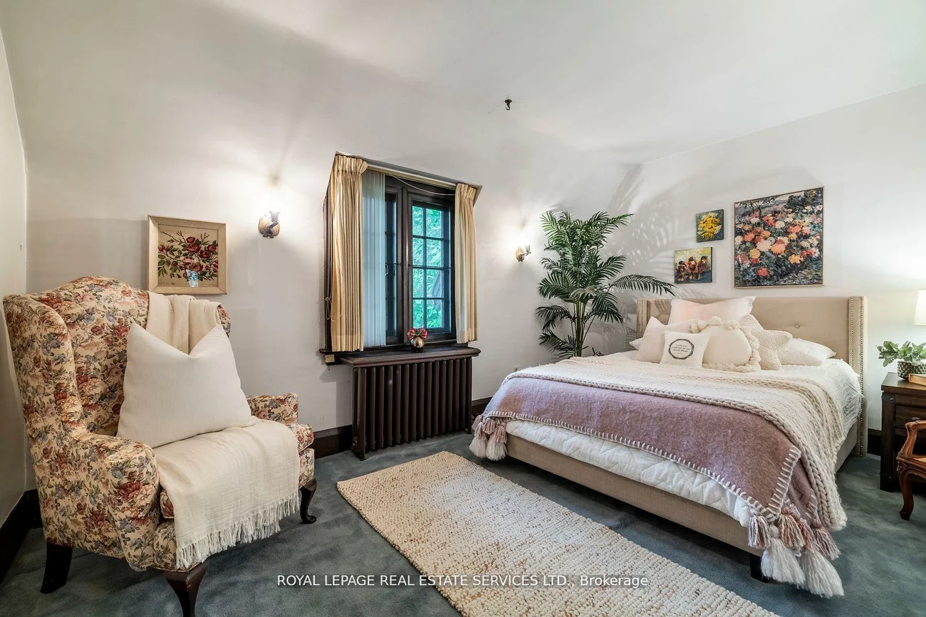 18, Queen Marys, Kingsway South, Toronto