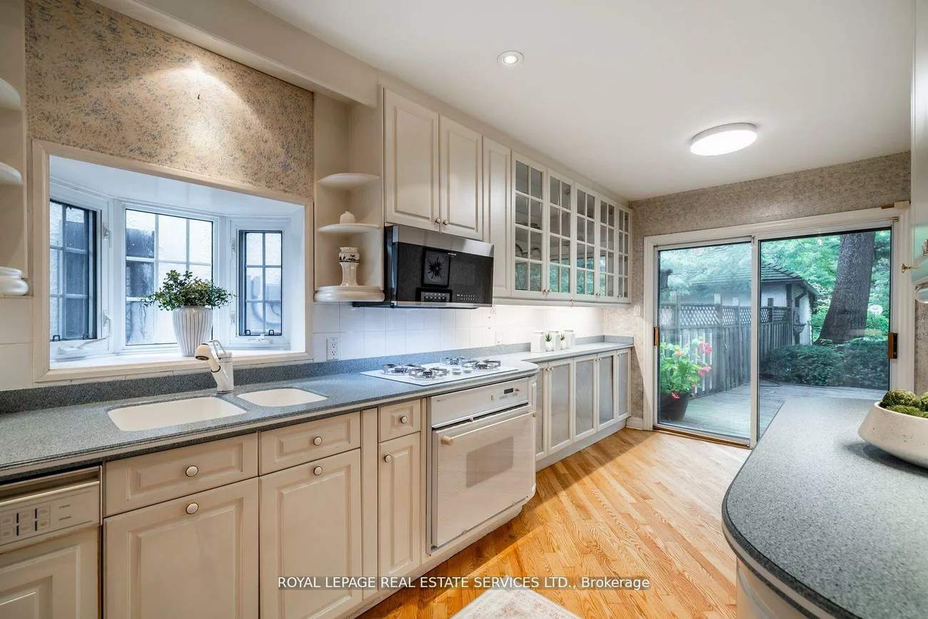 18, Queen Marys, Kingsway South, Toronto