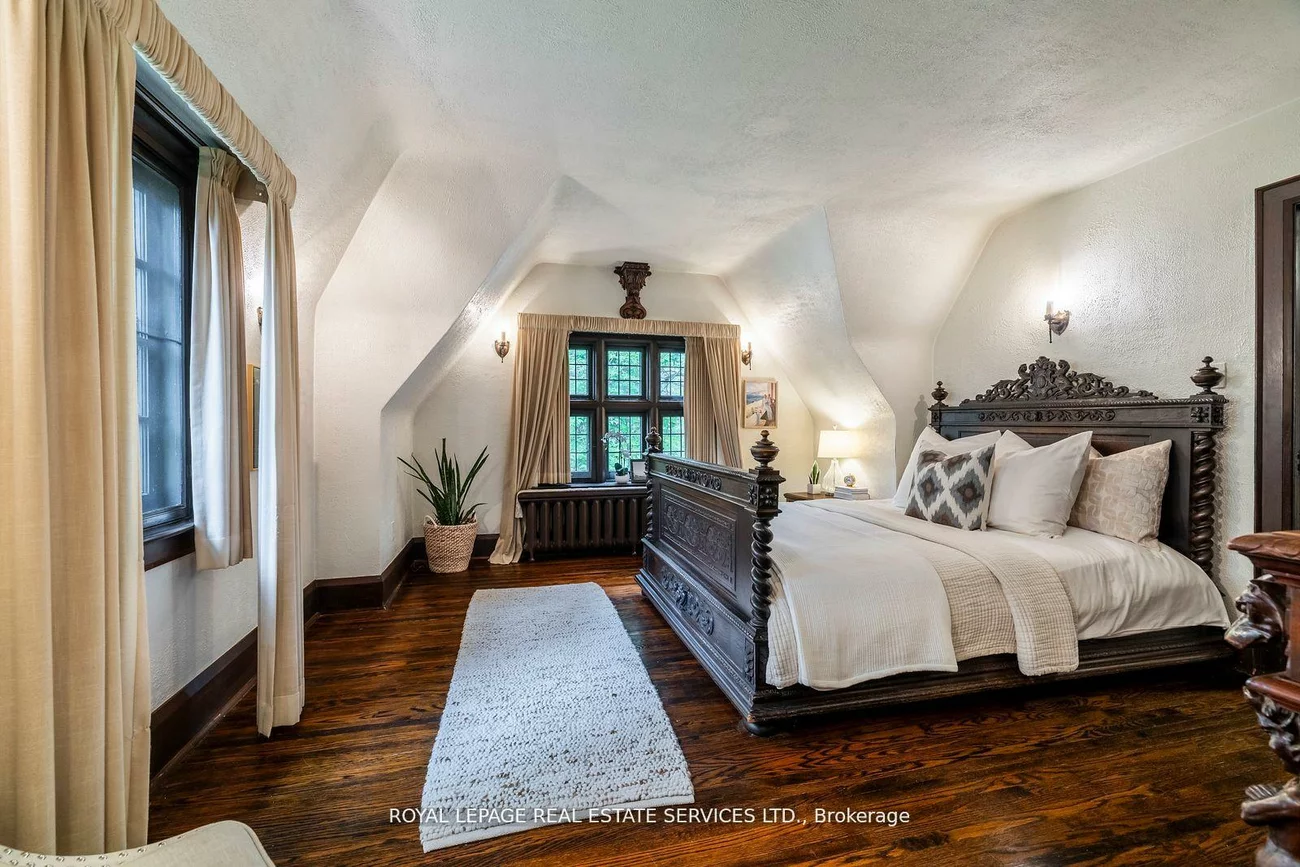 18, Queen Marys, Kingsway South, Toronto