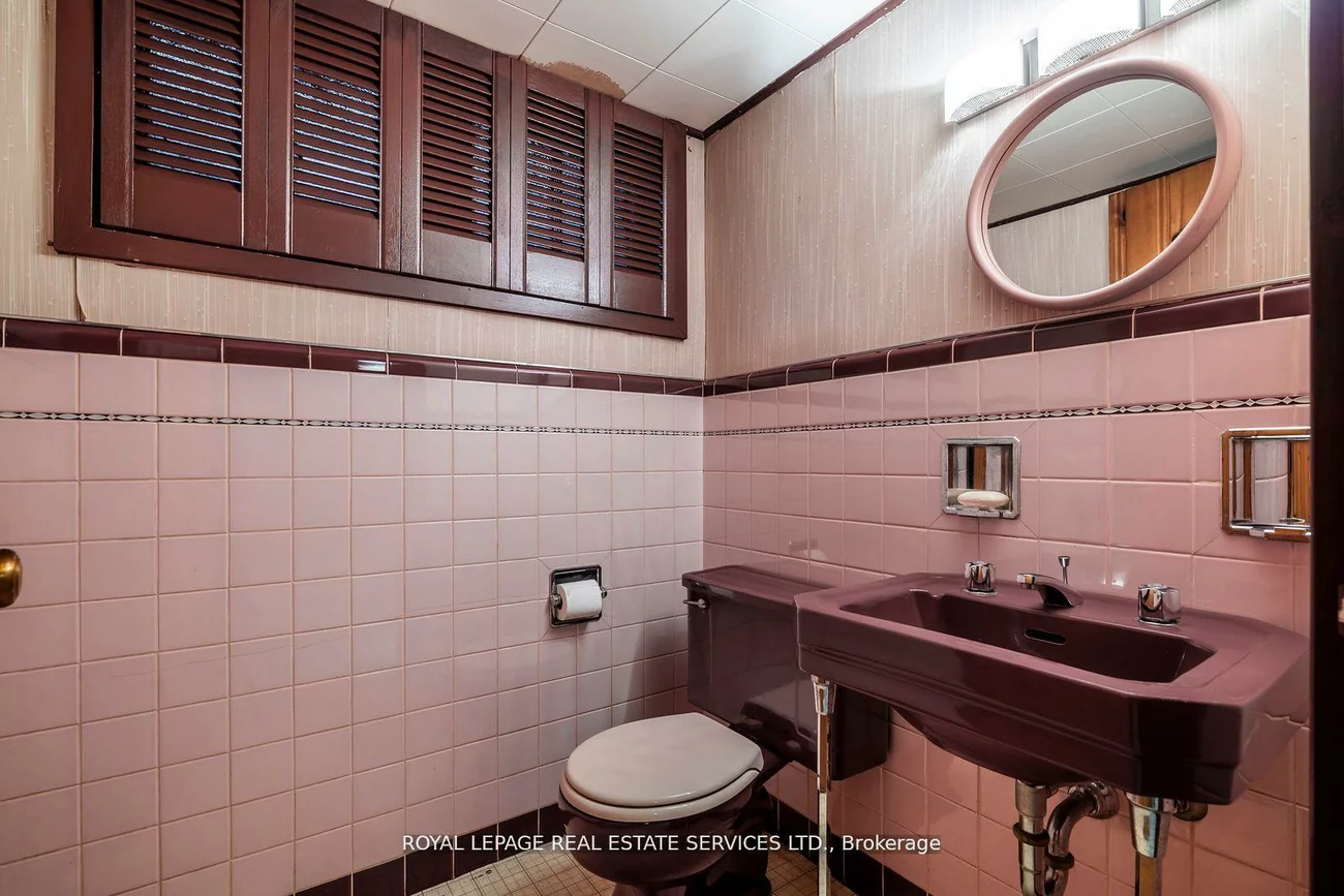 18, Queen Marys, Kingsway South, Toronto