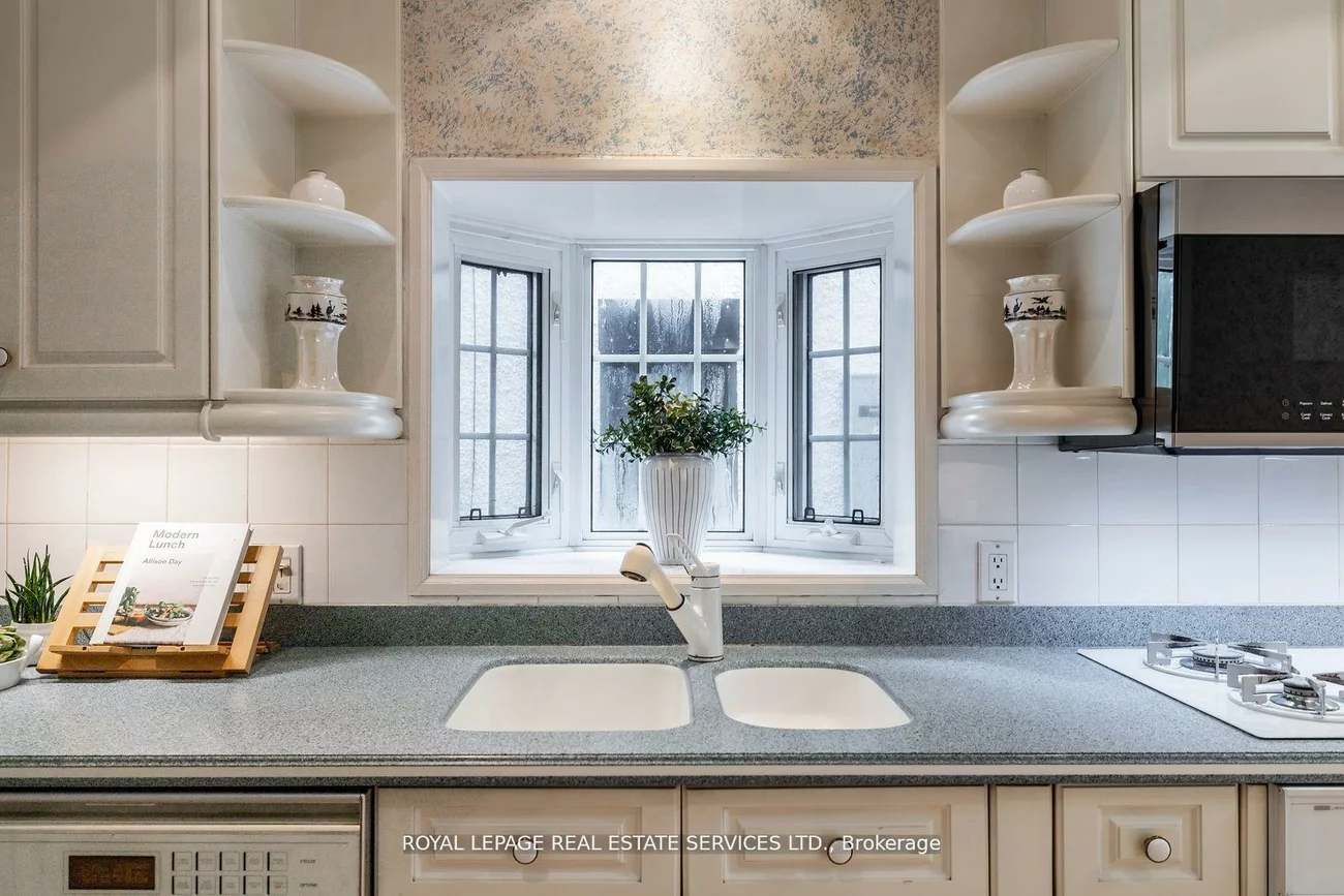 18, Queen Marys, Kingsway South, Toronto