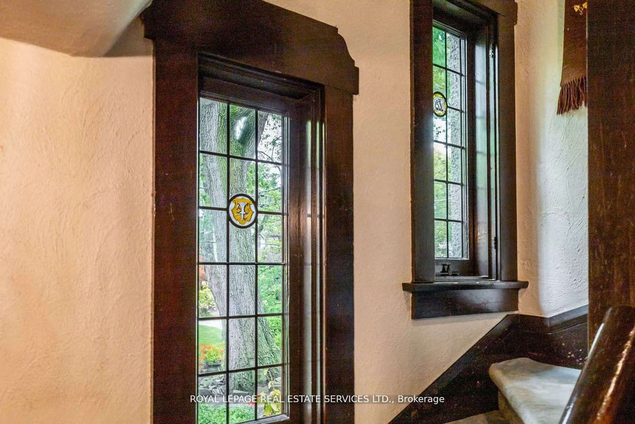 18, Queen Marys, Kingsway South, Toronto