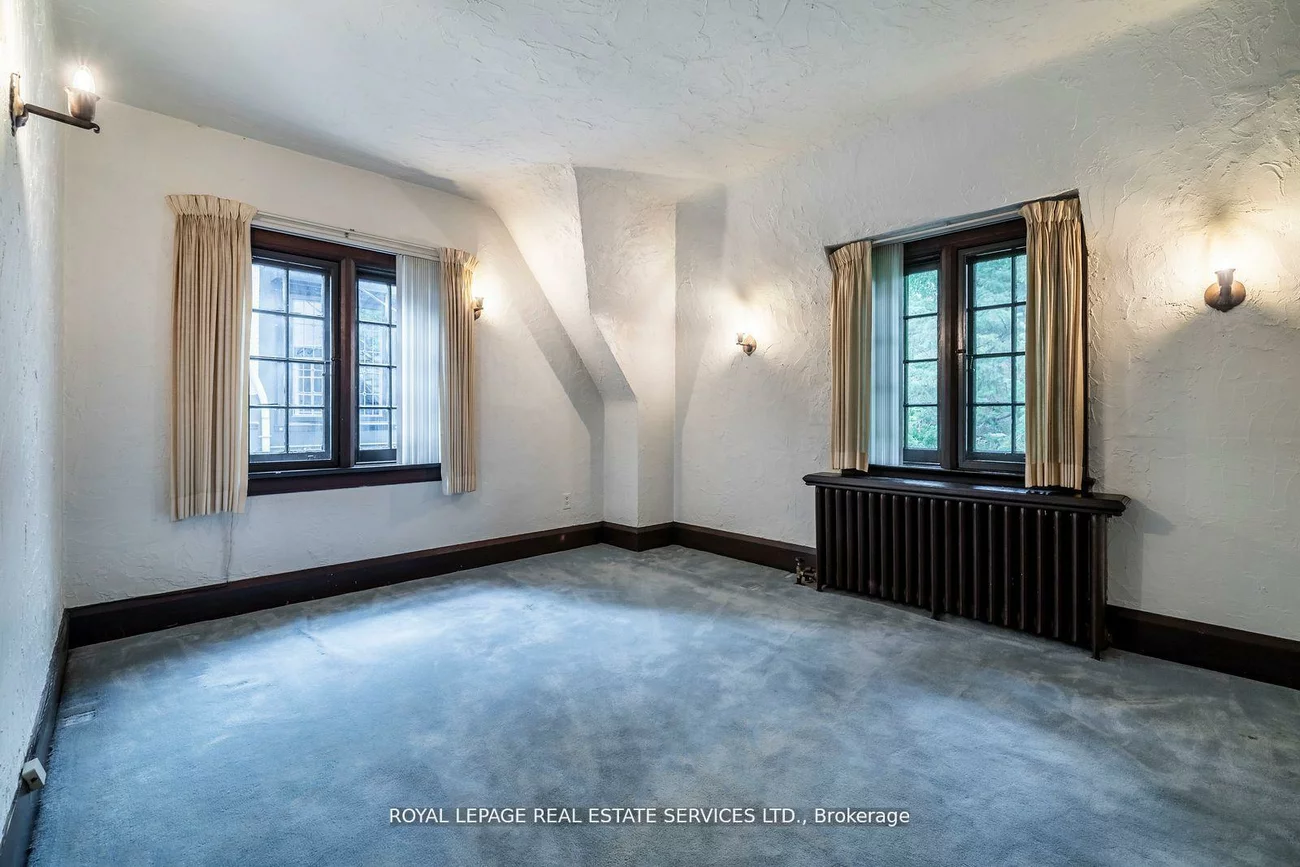 18, Queen Marys, Kingsway South, Toronto