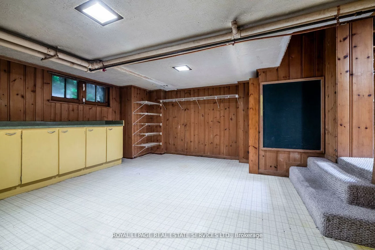 18, Queen Marys, Kingsway South, Toronto