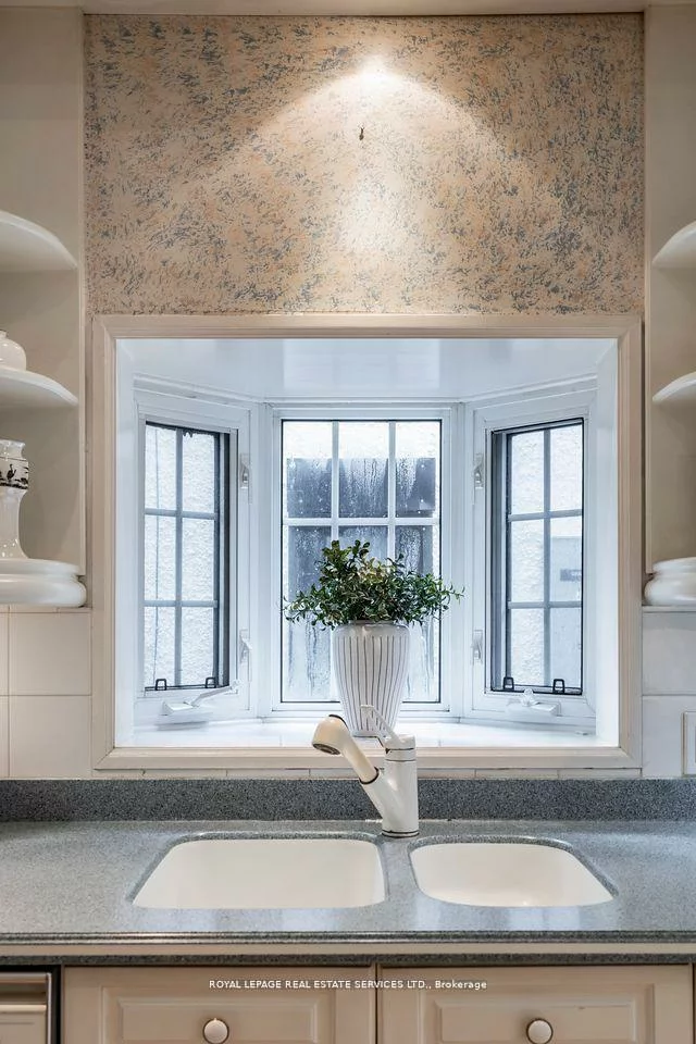 18, Queen Marys, Kingsway South, Toronto