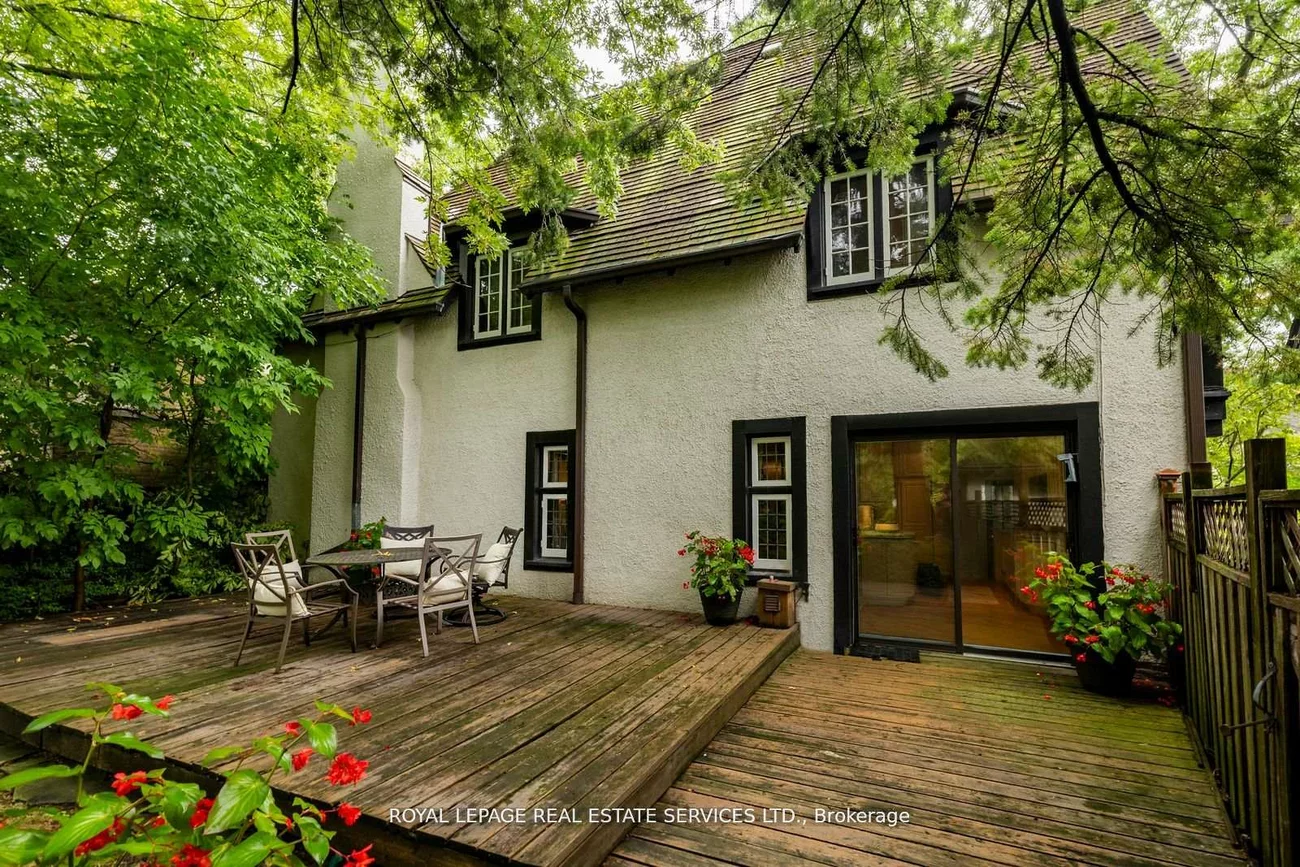 18, Queen Marys, Kingsway South, Toronto