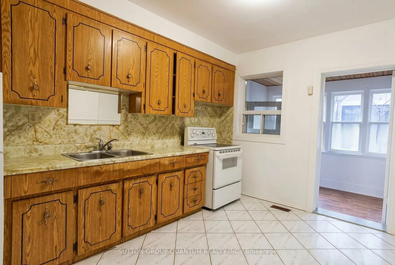 28, Silver, Roncesvalles, Toronto