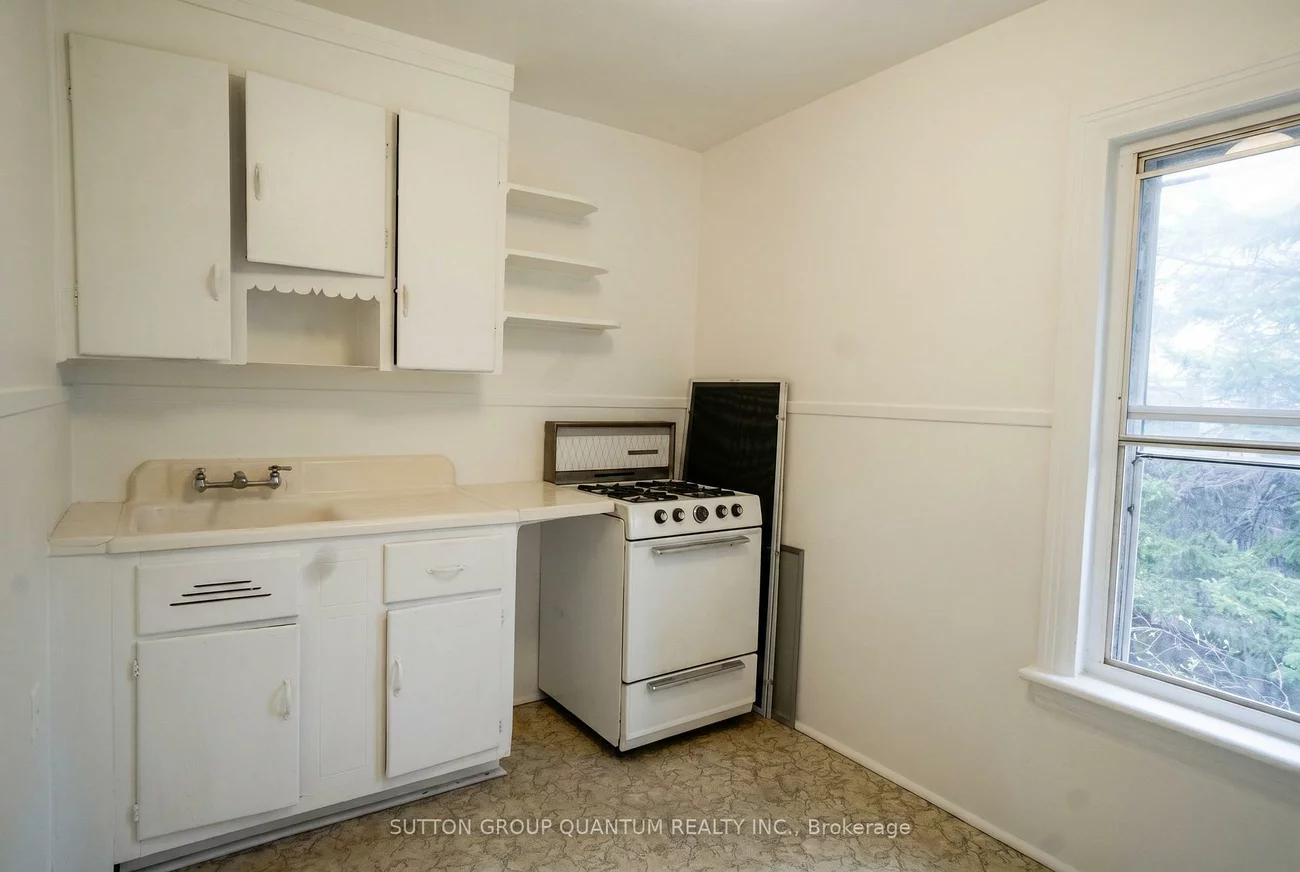 28, Silver, Roncesvalles, Toronto