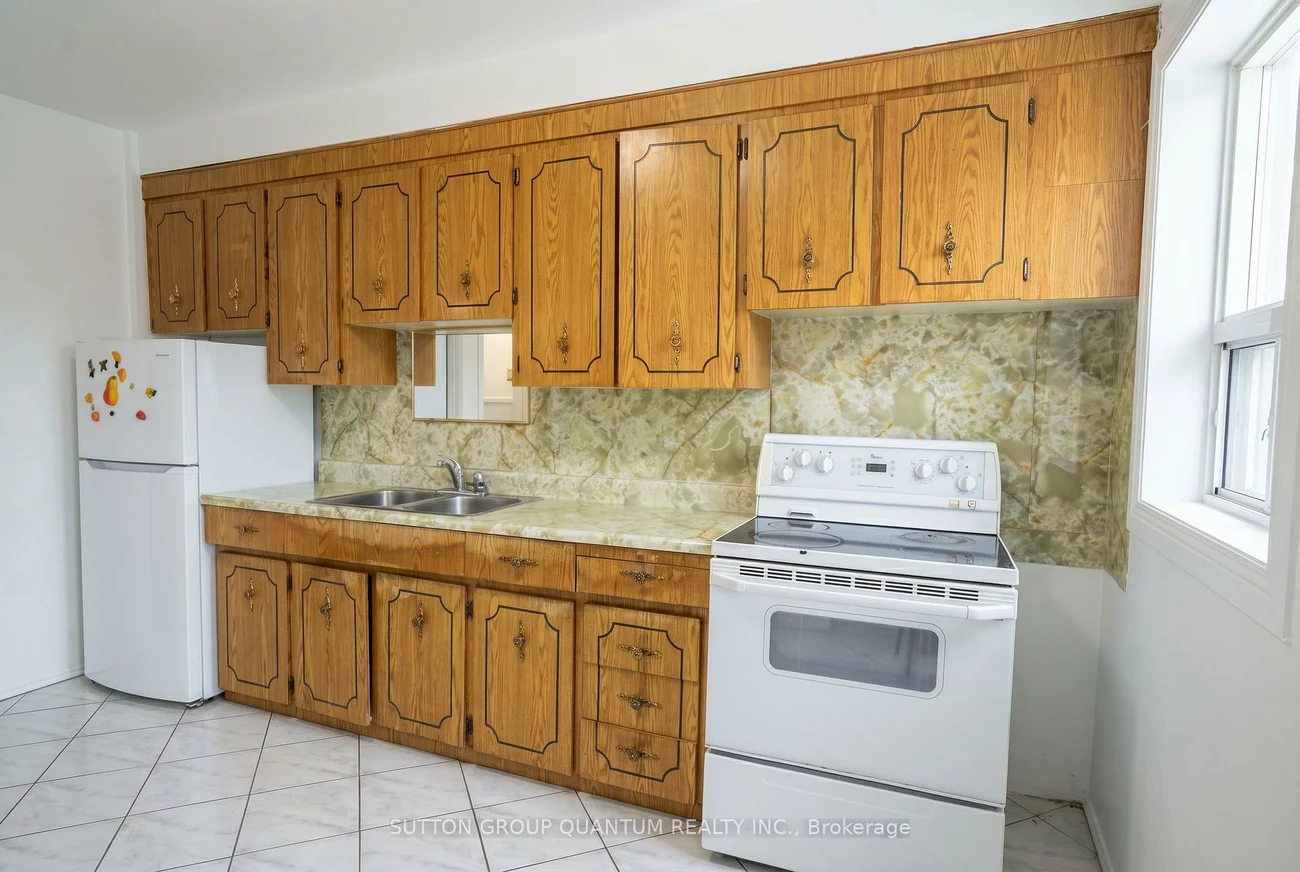 28, Silver, Roncesvalles, Toronto