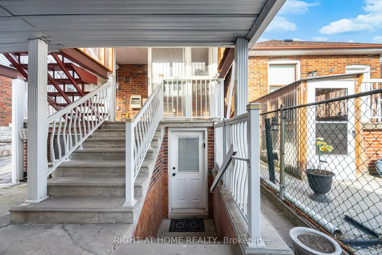 40, Sanderstead, Briar Hill-Belgravia, Toronto